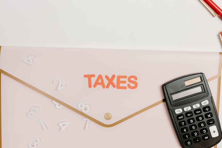 Flat lay kalkulatora i mape s natpisom 'Porezi' za financije i računovodstvo
