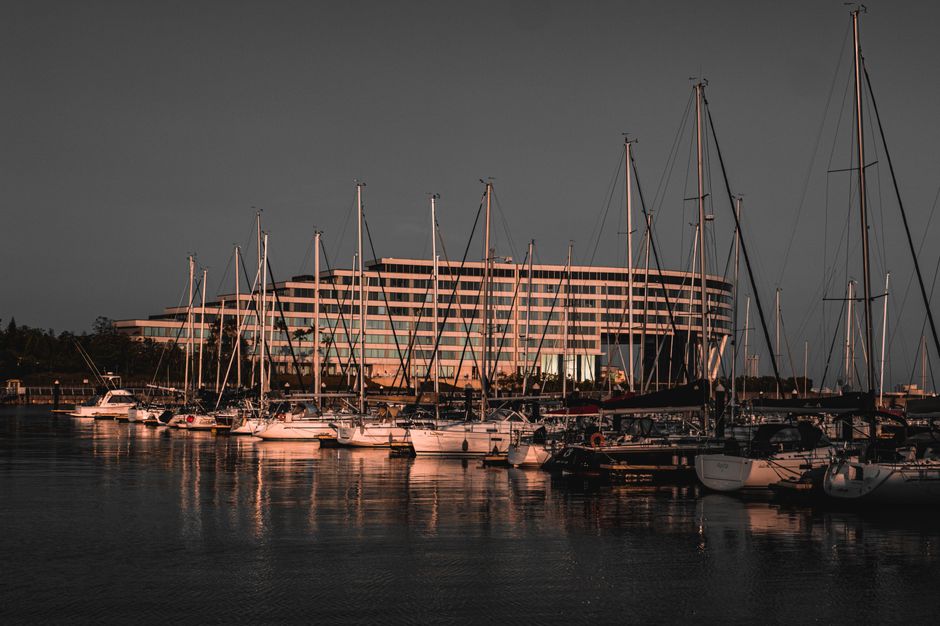 Marina u Gamagōriju u sumrak s usidrenim jahtama i hotelom u pozadini