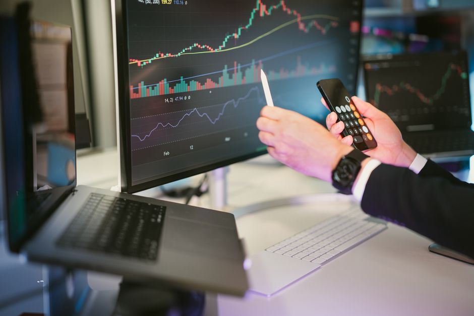 Analitičar prati financijske grafikone na monitorima