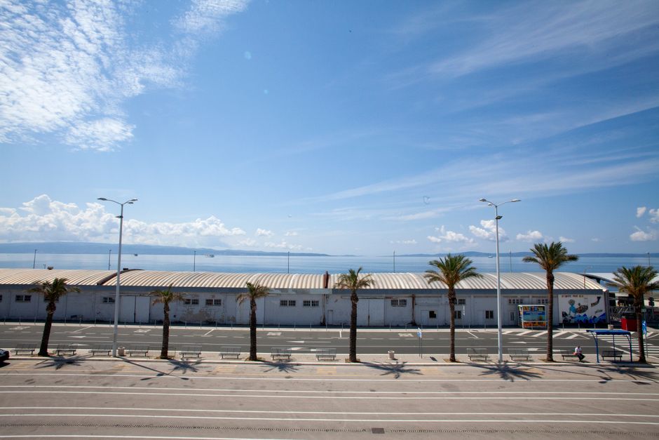Sunčana obalna ulica u Splitu s palmama i Jadranskim morem
