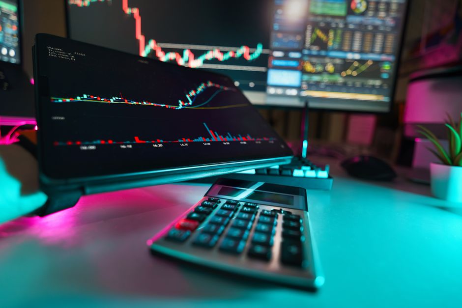 Radni prostor s tabletima koji prikazuju financijsku analizu i grafikone dionica